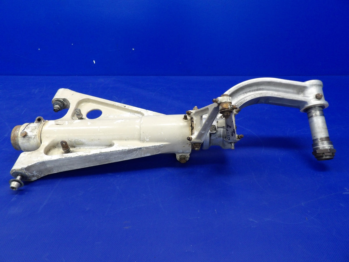 Beech 76 Duchess Nose Landing Gear P/N 105-820000-601 (0526-2045)5