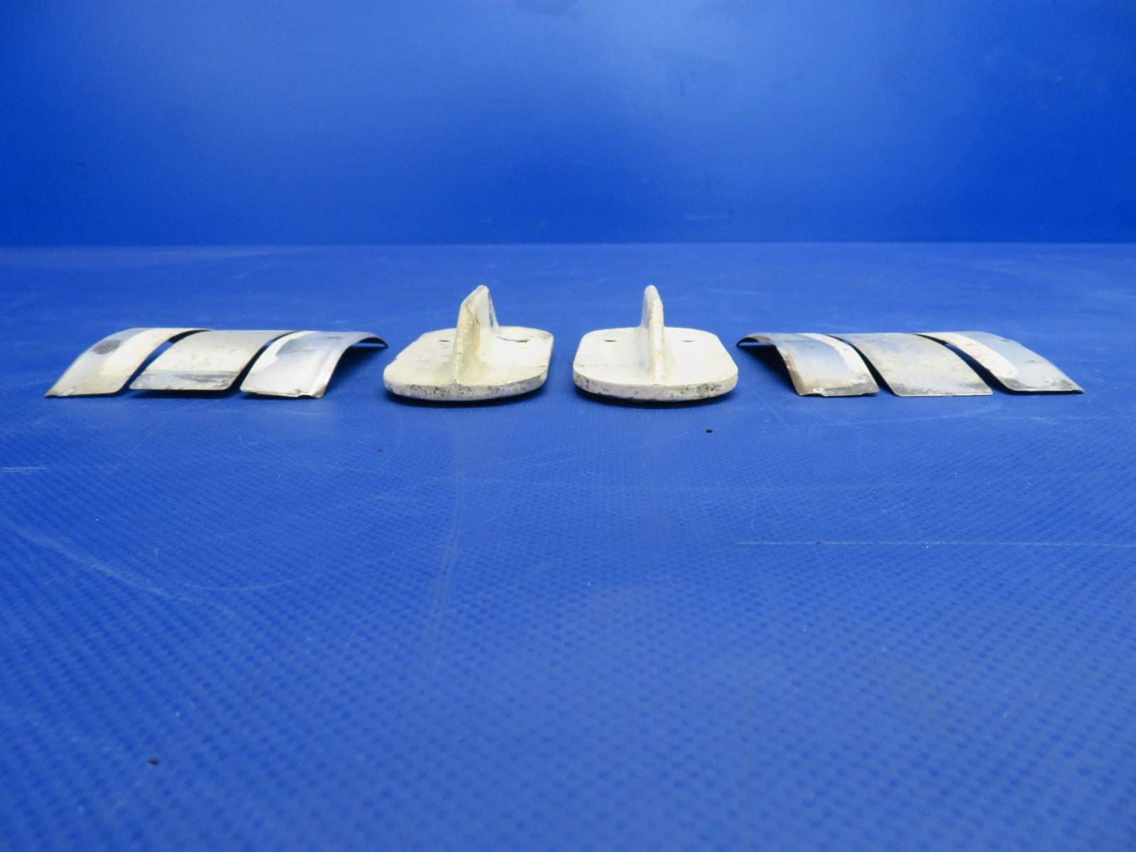 Cessna 172 Main Gear Cabin Step & Cover 0541211-1, 0541226-1 LOT OF 2 (0826-406)7