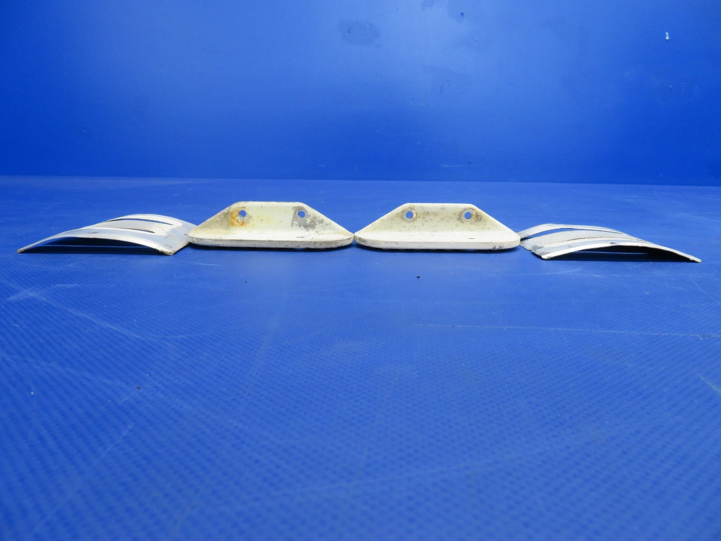 Cessna 172 Main Gear Cabin Step & Cover 0541211-1, 0541226-1 LOT OF 2 (0826-406)8