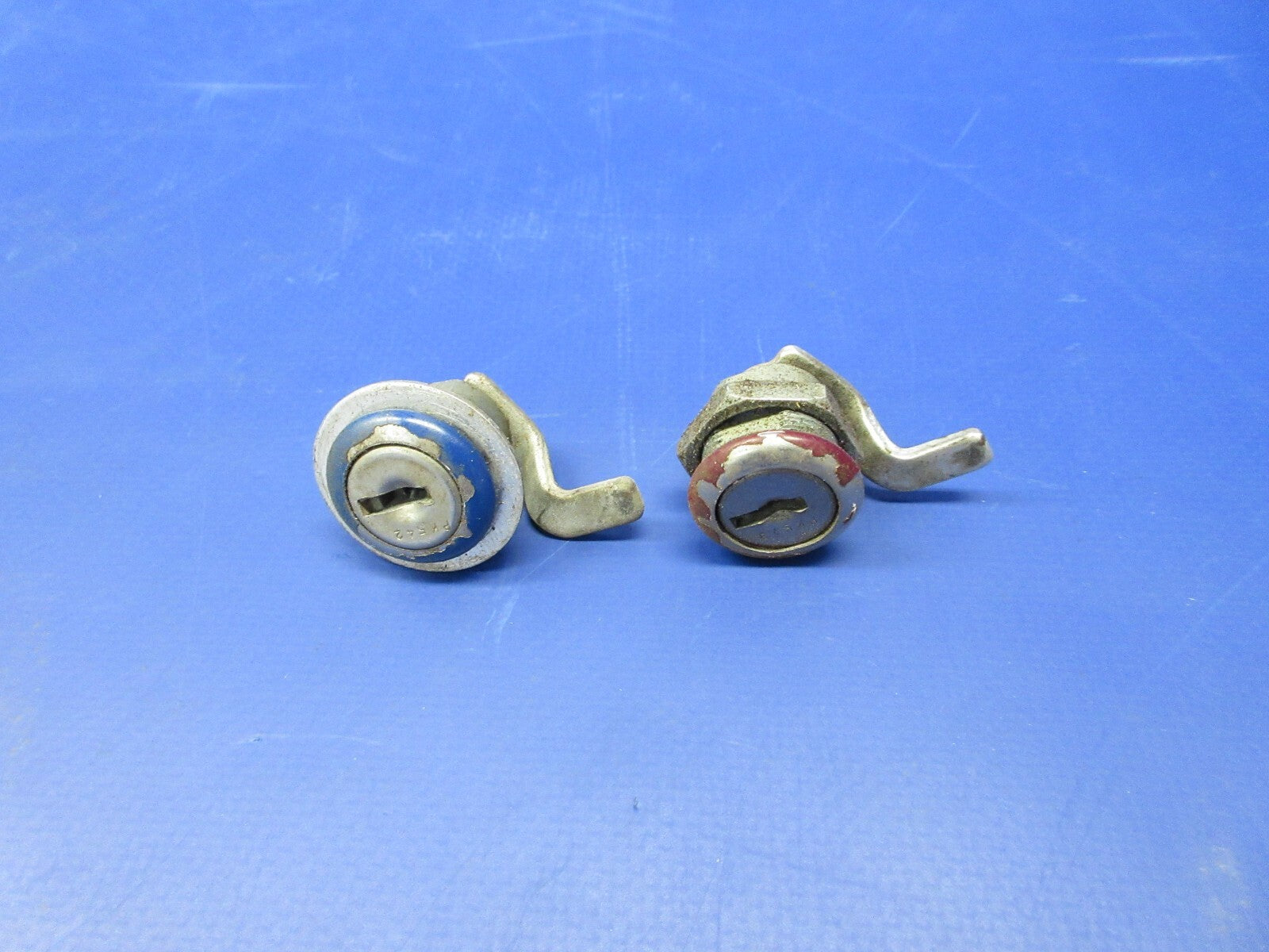 飛行機の窓 これなに？飛行機の窓の下についている「丸」｜みかんブログ