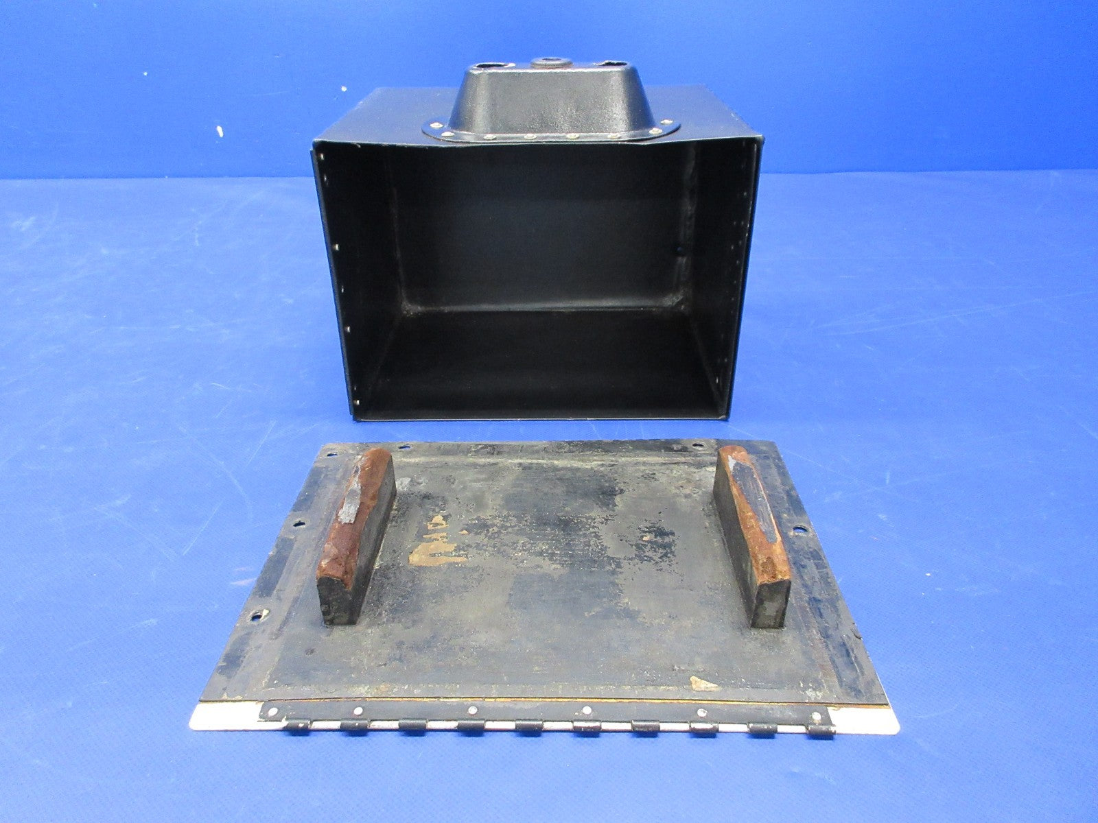 Beech 95 / D95A Travel Air Battery Box w/Lid P/N 95-410005-611 (0326-842)8