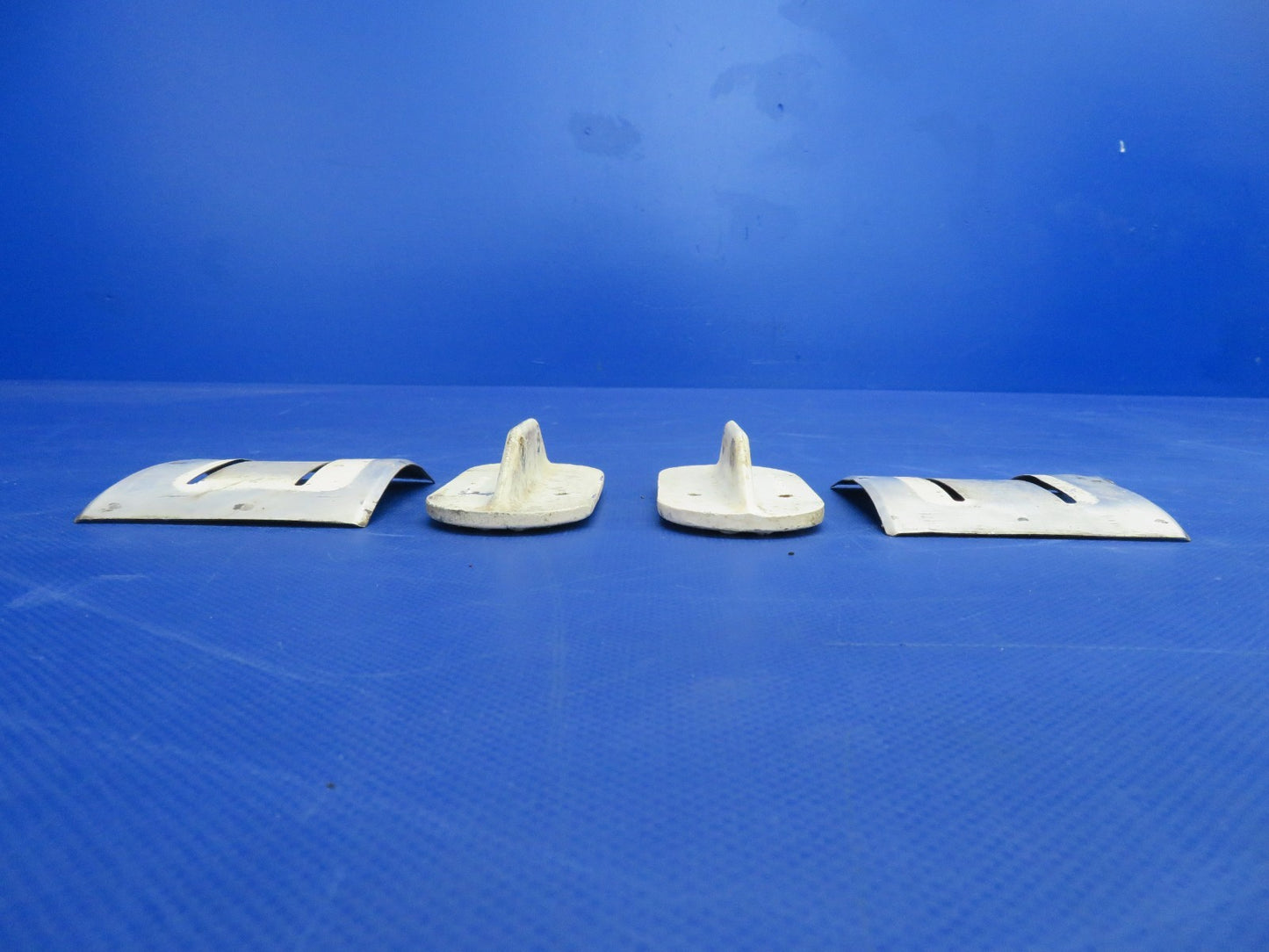 Cessna 172 Main Gear Cabin Step & Cover 0541211-1, 0541226-1 LOT OF 2 (0826-406)3