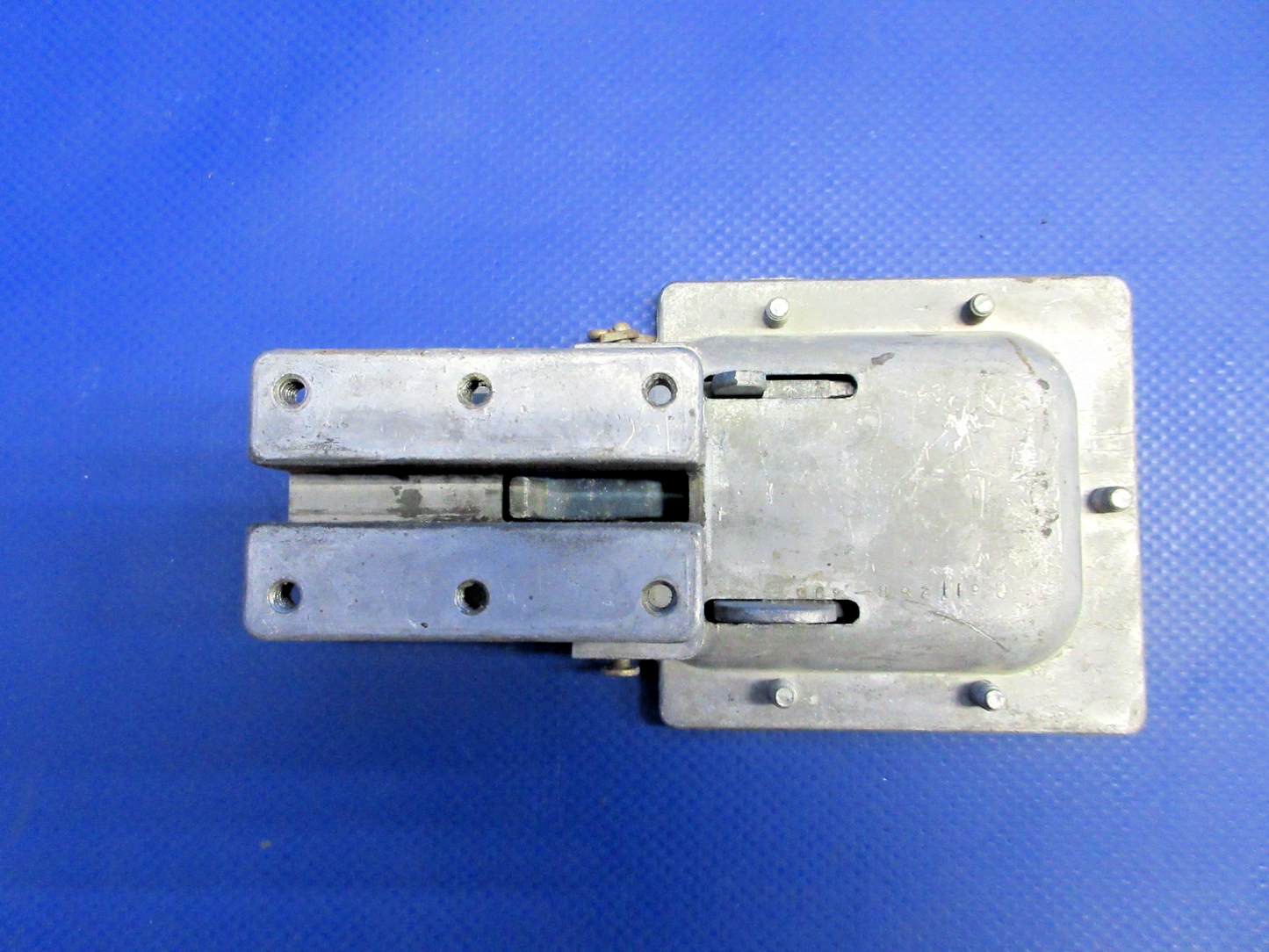 Cessna 150 / 172 Cabin Door Latch Housing P/N 0511258-1 (0826-717)7