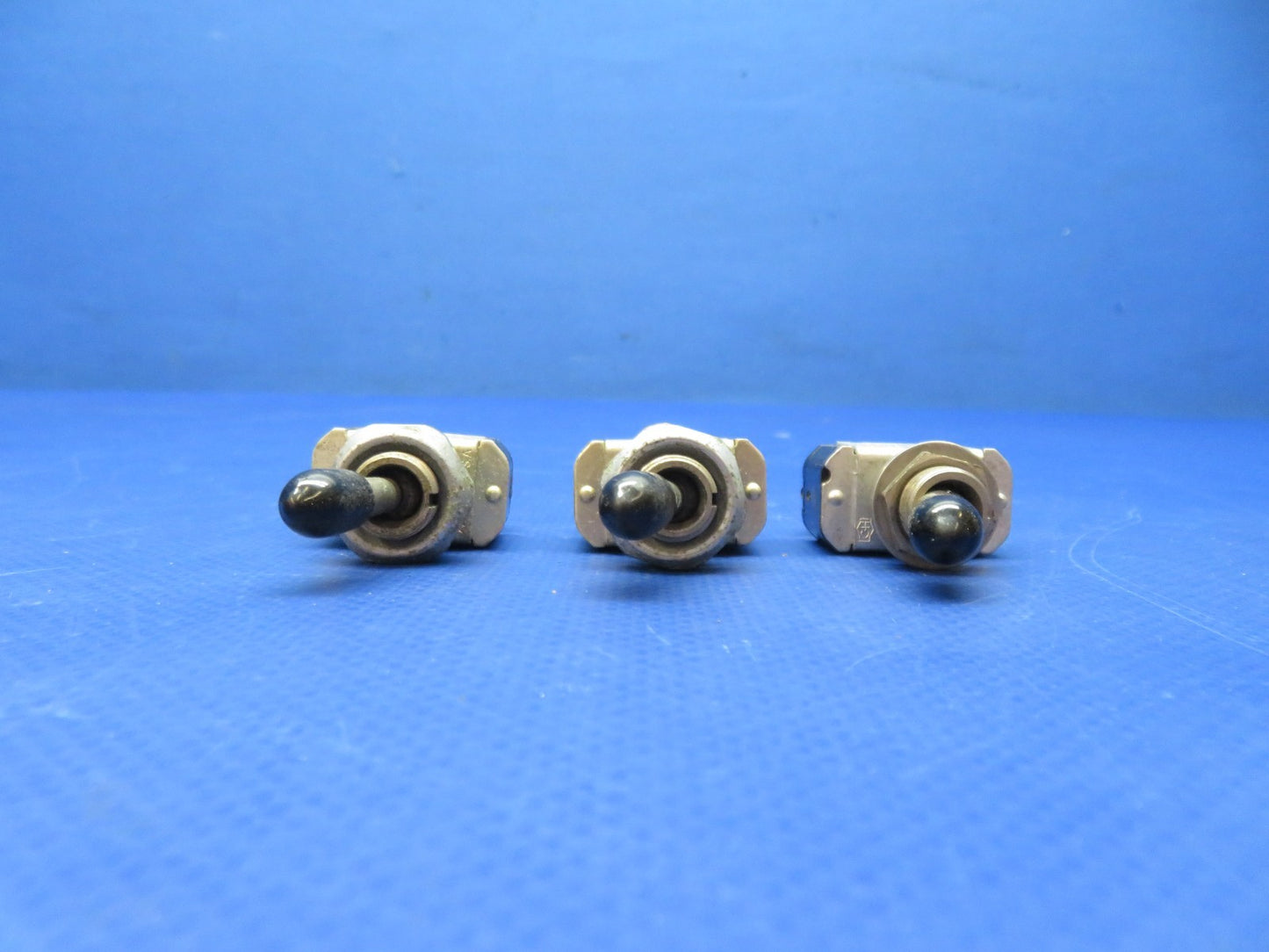 Cessna 421 Toggle Switch Cutler-Hammer AN3021-1, MS35058-21 LOT OF 3 (0326-232)1