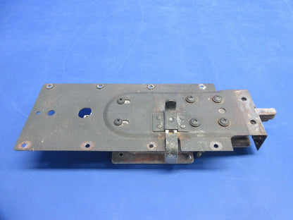 Cessna 150 / 150L Right Hand Cabin Door Latch P/N 0413387-4 (1024-877)