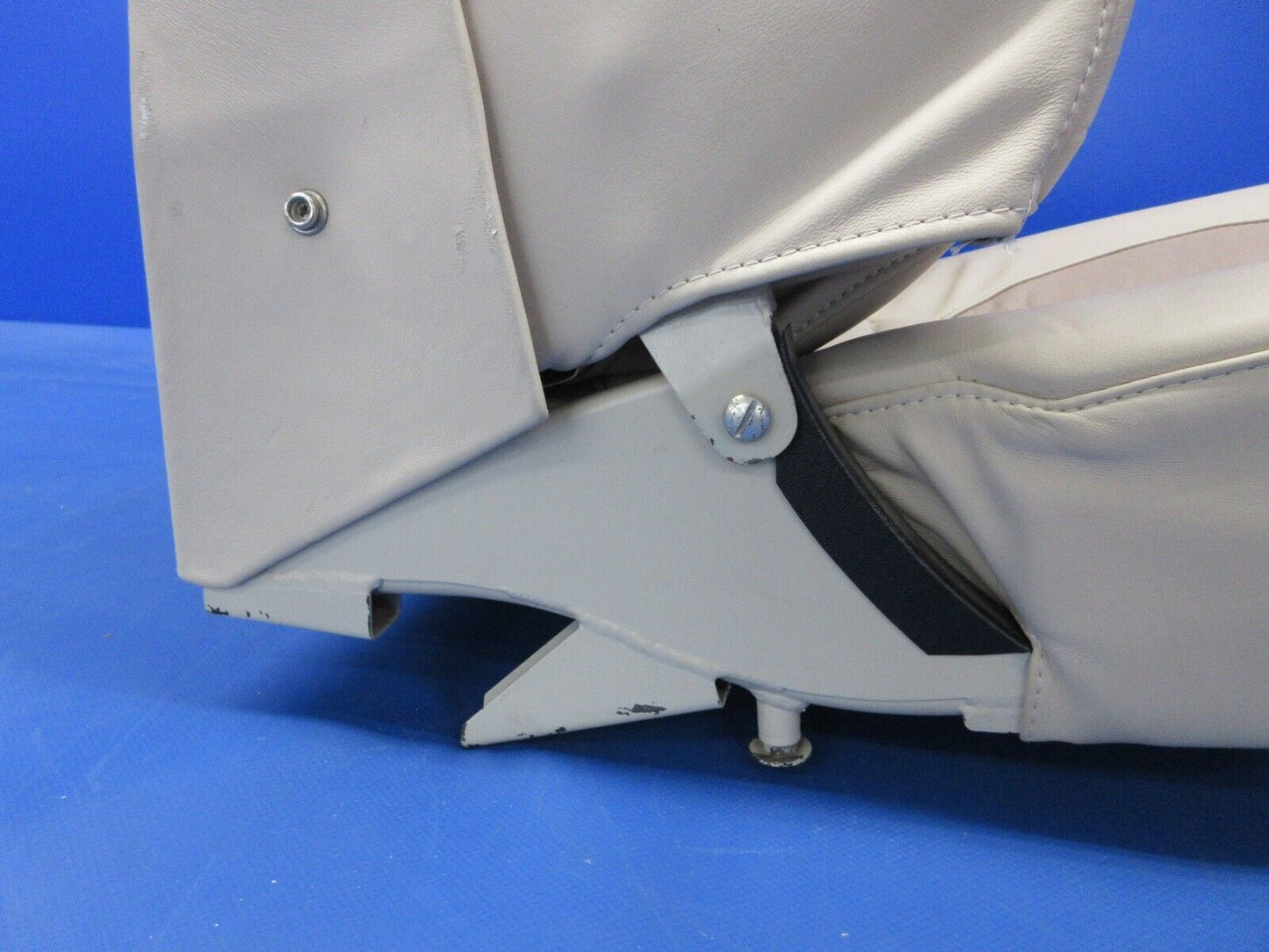 Piper PA-32RT-300T Center Aft Facing Seat Assy LH P/N 37799-02 (0924-1420)