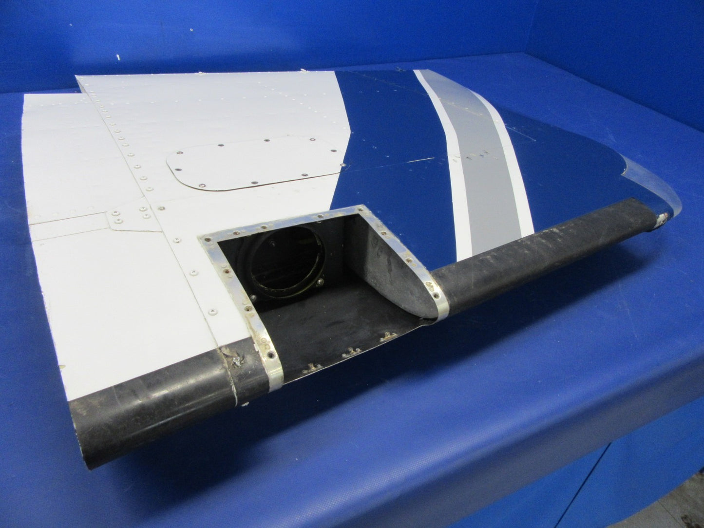 Beech 95-B55 Baron RH Wing Tip P/N 000-170000-6 (0326-45)9