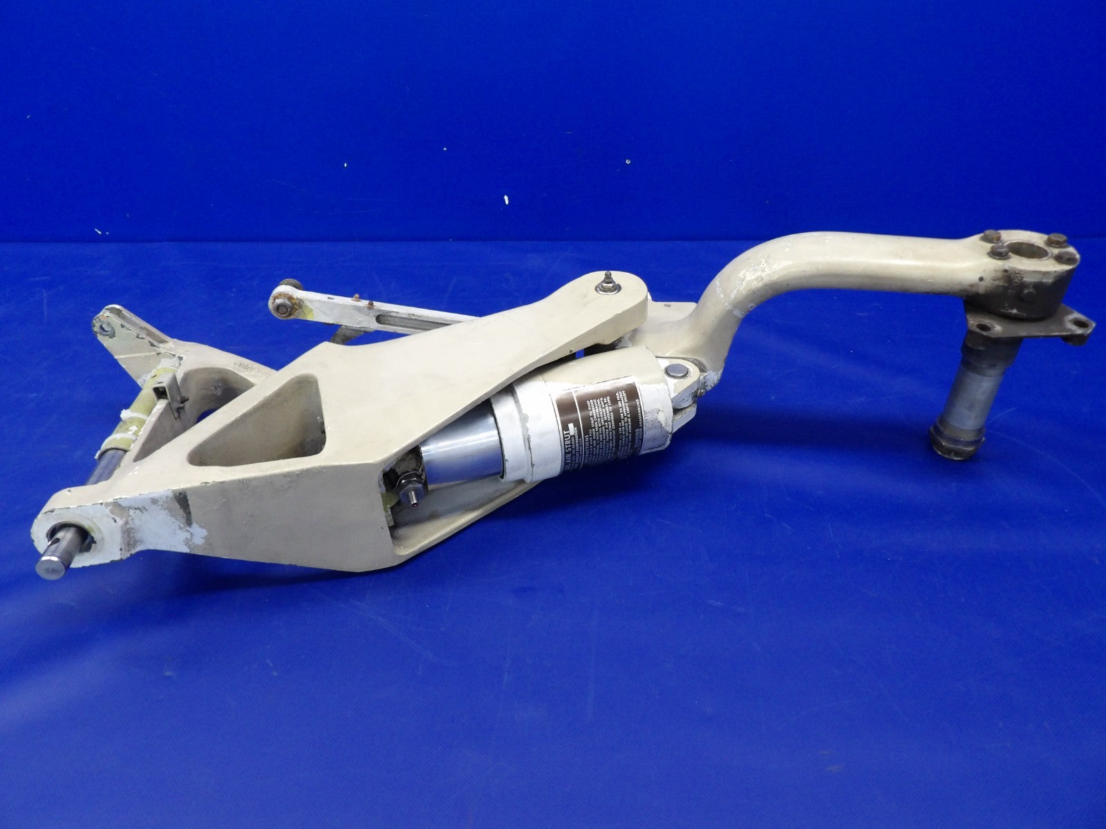 #Beech 76 Duchess LH Main Landing Gear P/N 105-810019-1 (0526-2046)2