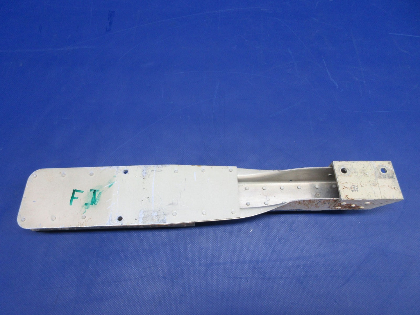 Cessna 310 / 310I LH Seat INBD Track P/N 0812987-8 (0326-863)3