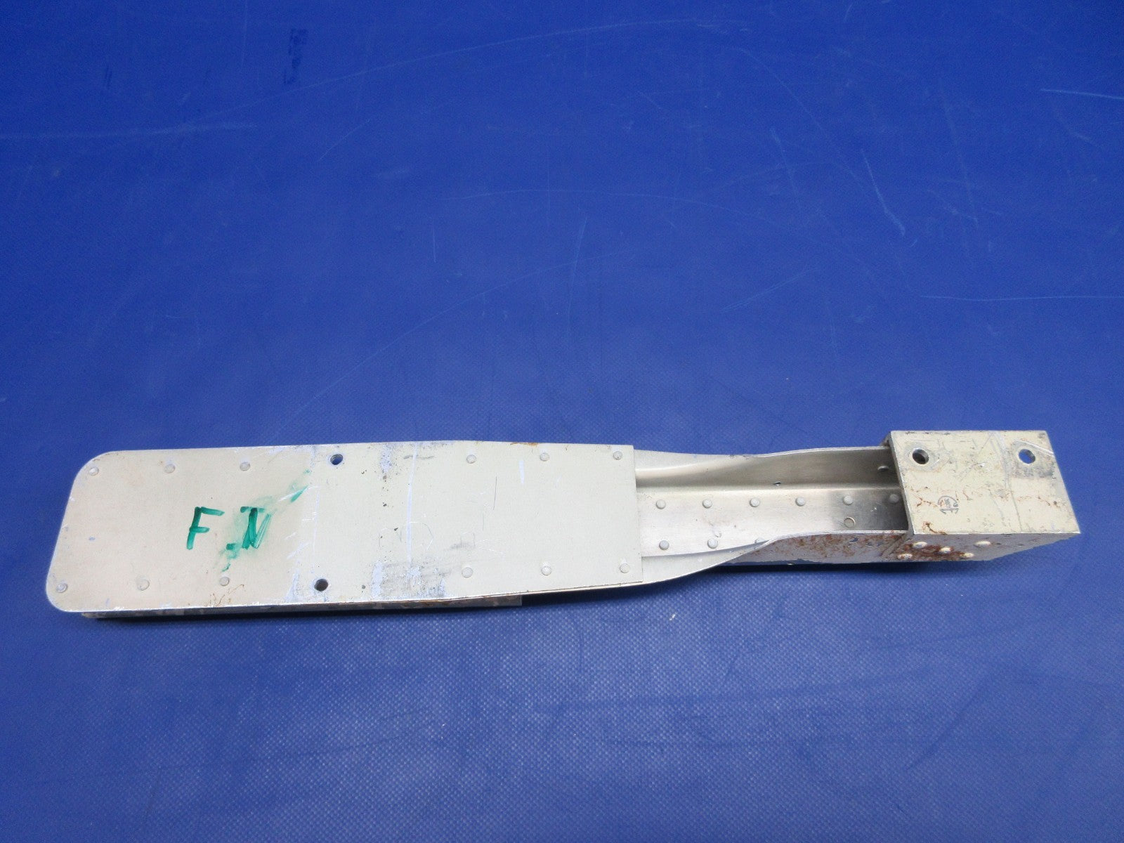 Cessna 310 / 310I LH Seat INBD Track P/N 0812987-8 (0326-863)3
