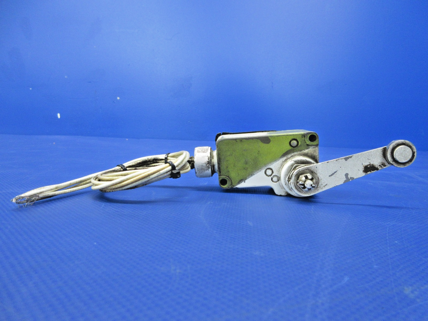 Cessna 421 Micro-Switch Main Gear Safety Switch P/N 2VA20 TESTED (0826-703)1