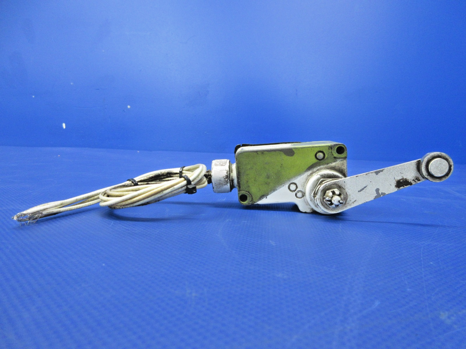 Cessna 421 Micro-Switch Main Gear Safety Switch P/N 2VA20 TESTED (0826-703)1