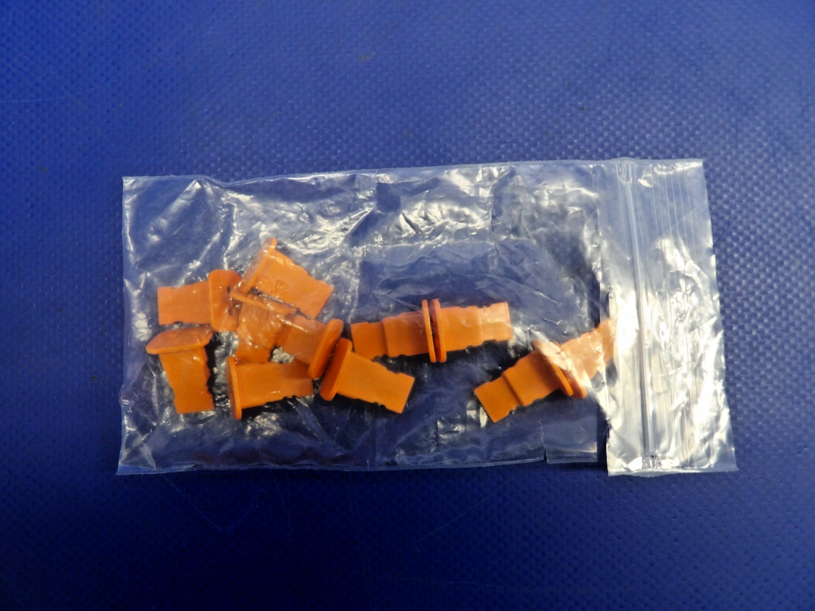 Cirrus Tanis Harness Plastic Socket P/N TCS2598 NOS LOT OF 10 (0426-1228)3