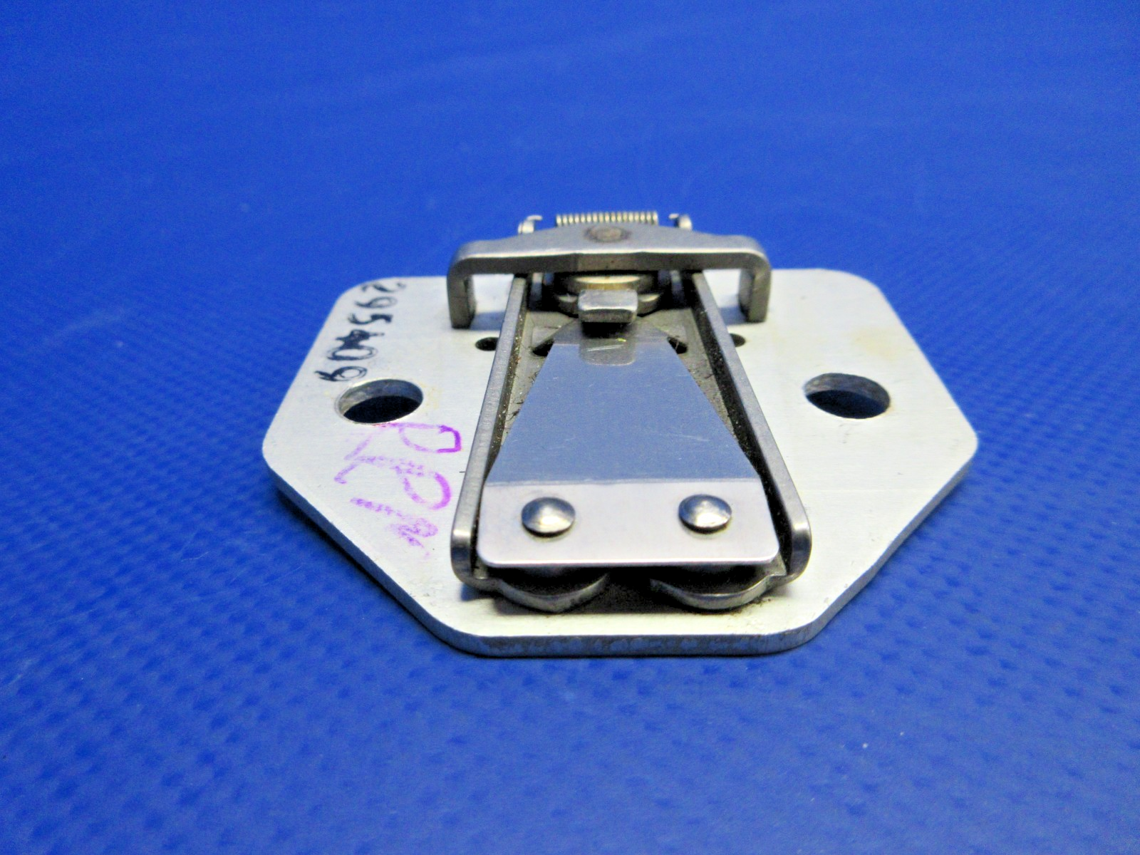Cessna 310 / 310I Wedjit Cabin Seat Plate P/N 295409 LOT OF 4 (0326-819)8