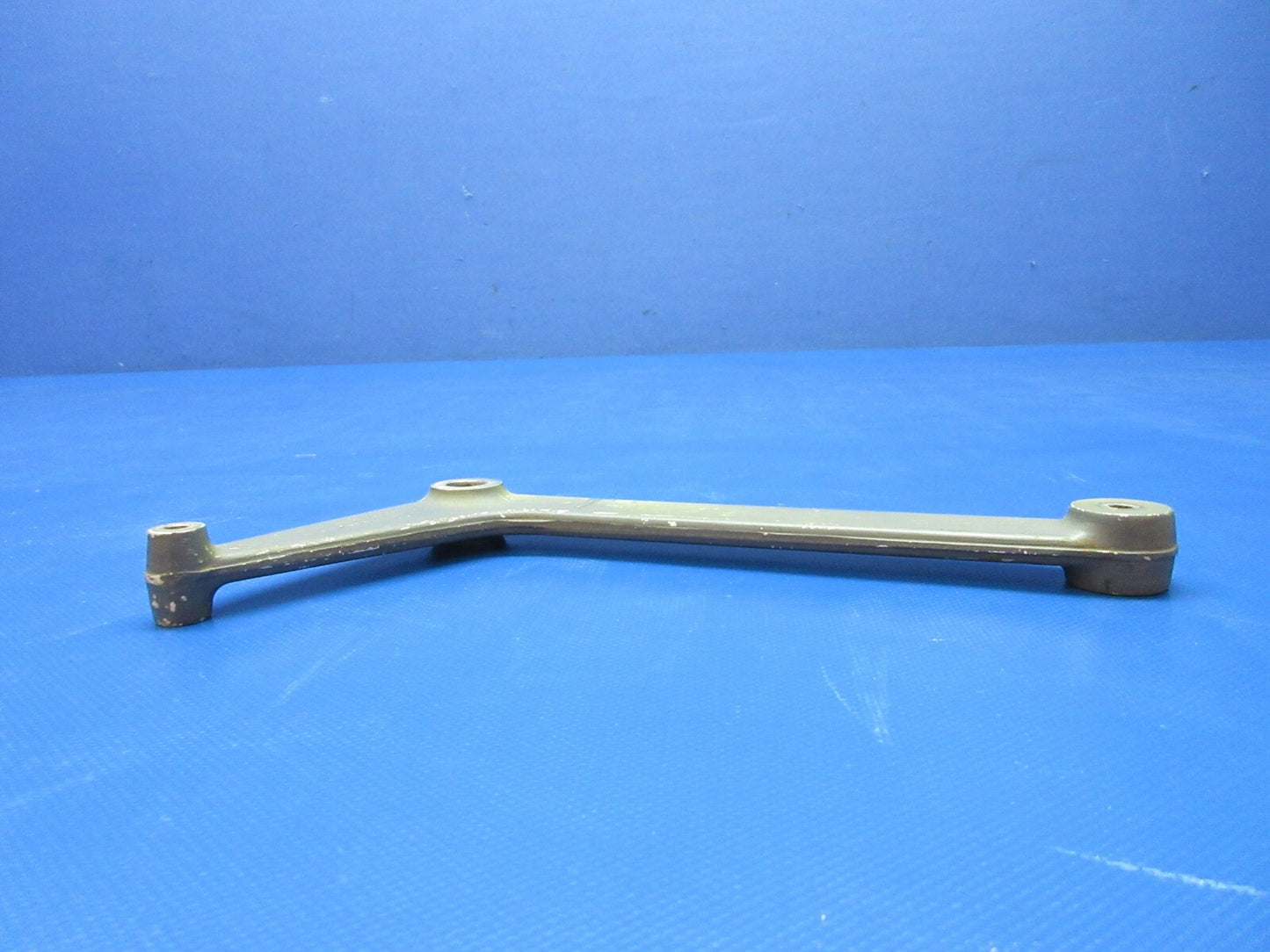 Cessna 210 Seat Pivot Bracket P/N 0514060-6F (1124-1375)2