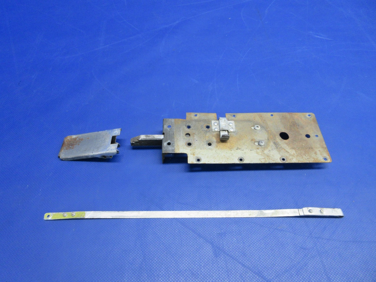 Cessna 150 / 152 RH Cabin Door Latch P/N 0511260-2 FOR PARTS (0926-899)2