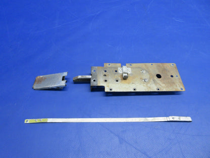 Cessna 150 / 152 RH Cabin Door Latch P/N 0511260-2 FOR PARTS (0926-899)2
