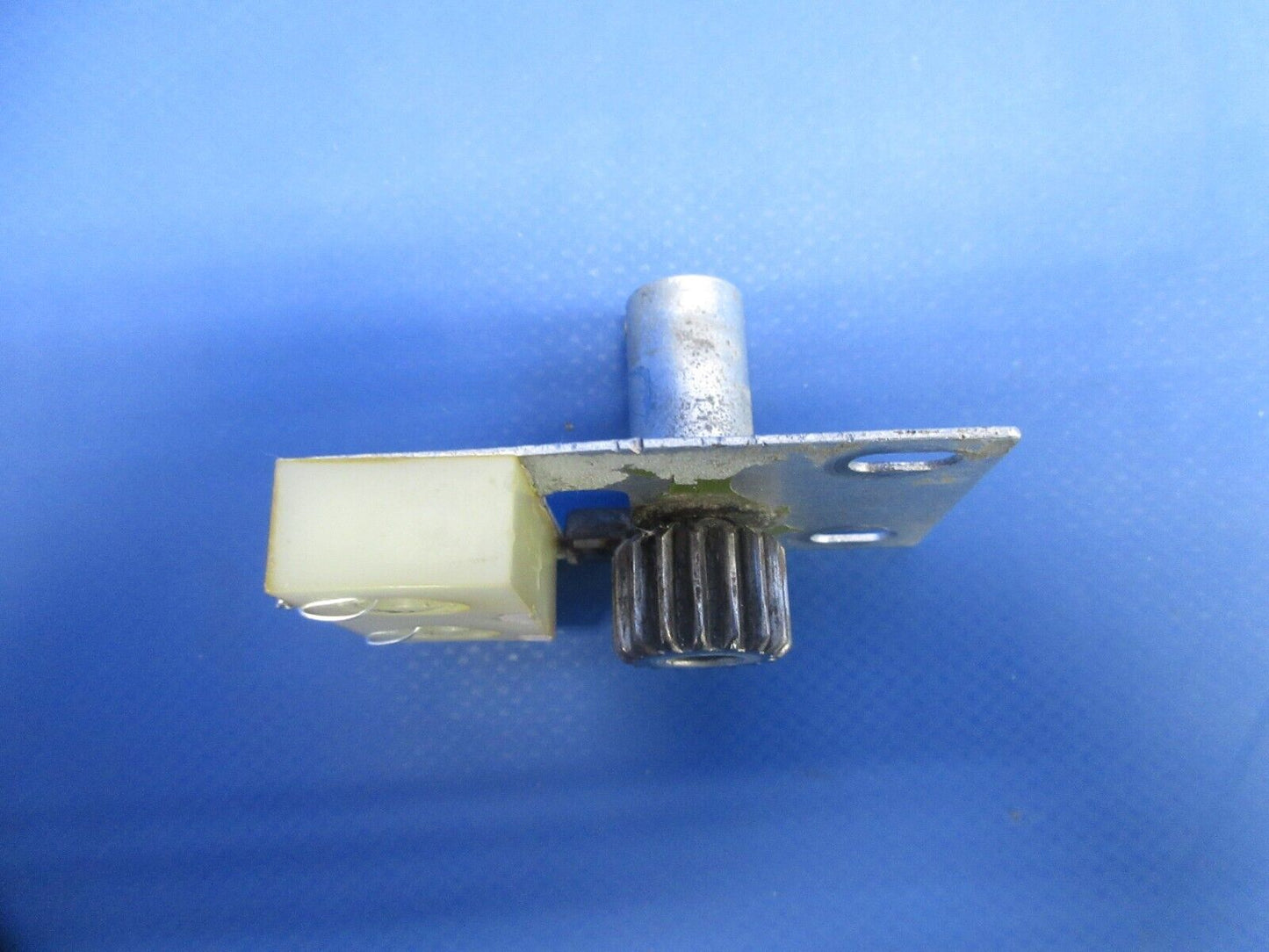 Cessna 177 / 177B Cardinal Cabin Door Clutch Assy RH P/N 1712080-2 (0824-1033)