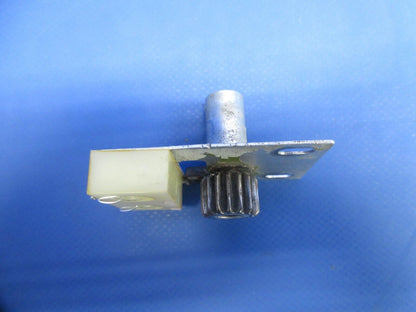 Cessna 177 / 177B Cardinal Cabin Door Clutch Assy RH P/N 1712080-2 (0824-1033)