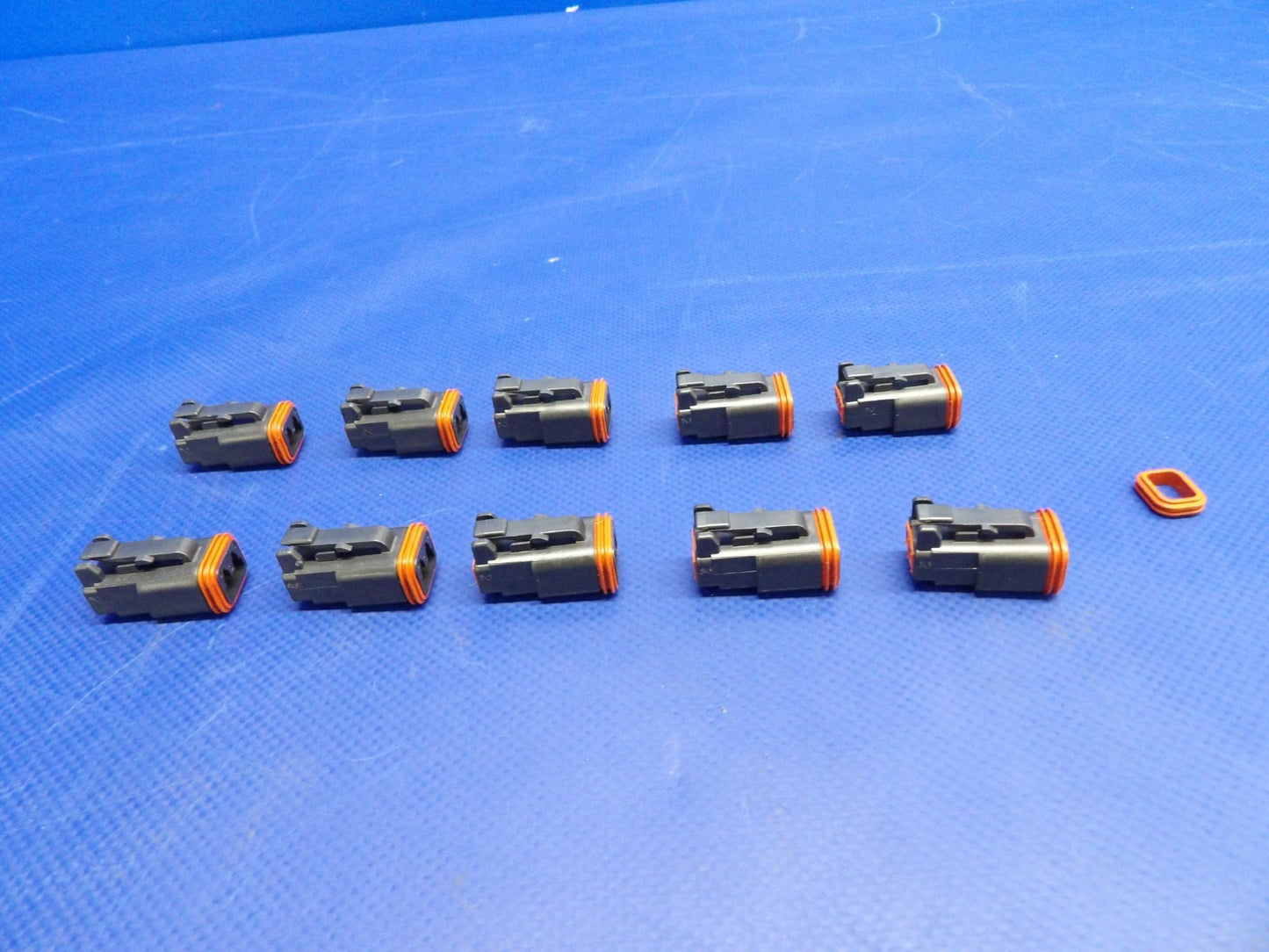 Cirrus Tanis Harness Plastic Socket P/N TCS2598 NOS LOT OF 10 (0426-1228)7
