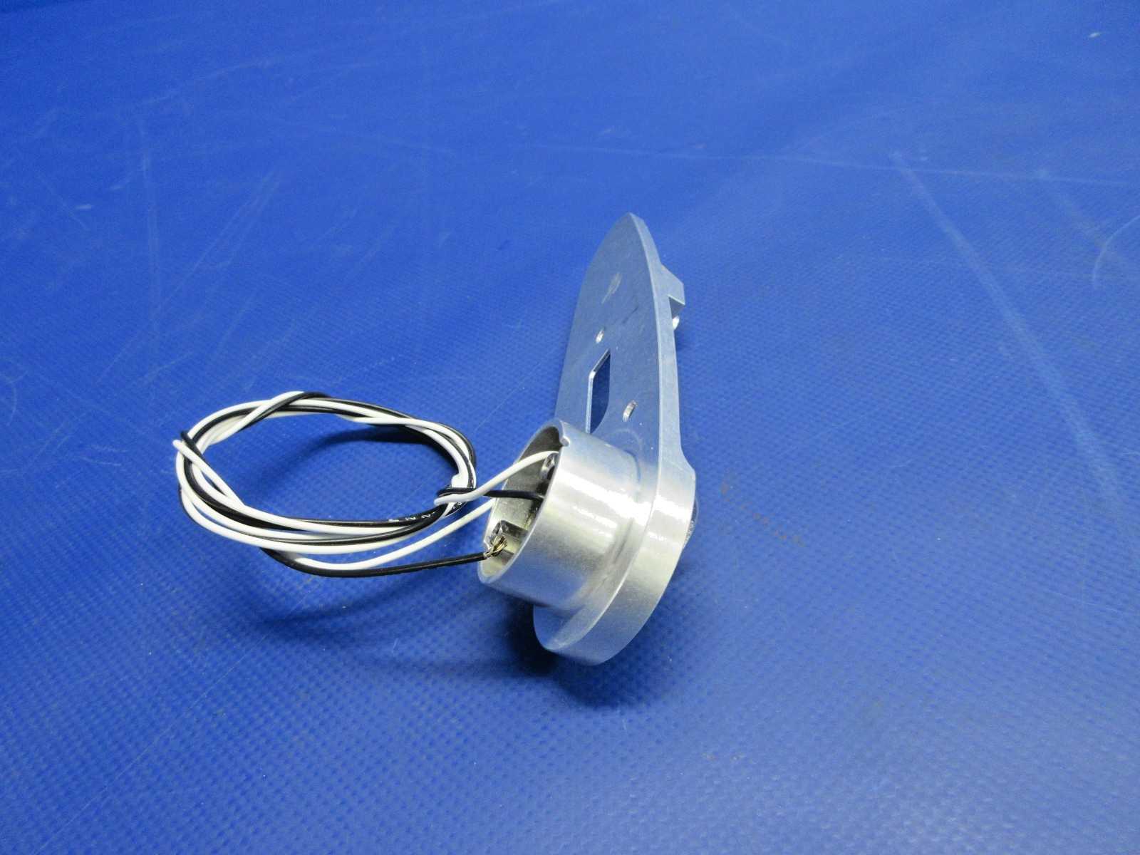 Whelen 9033805 RH Position Strobe Light Base Plate 01-0290338-05 NOS (0326-967)7