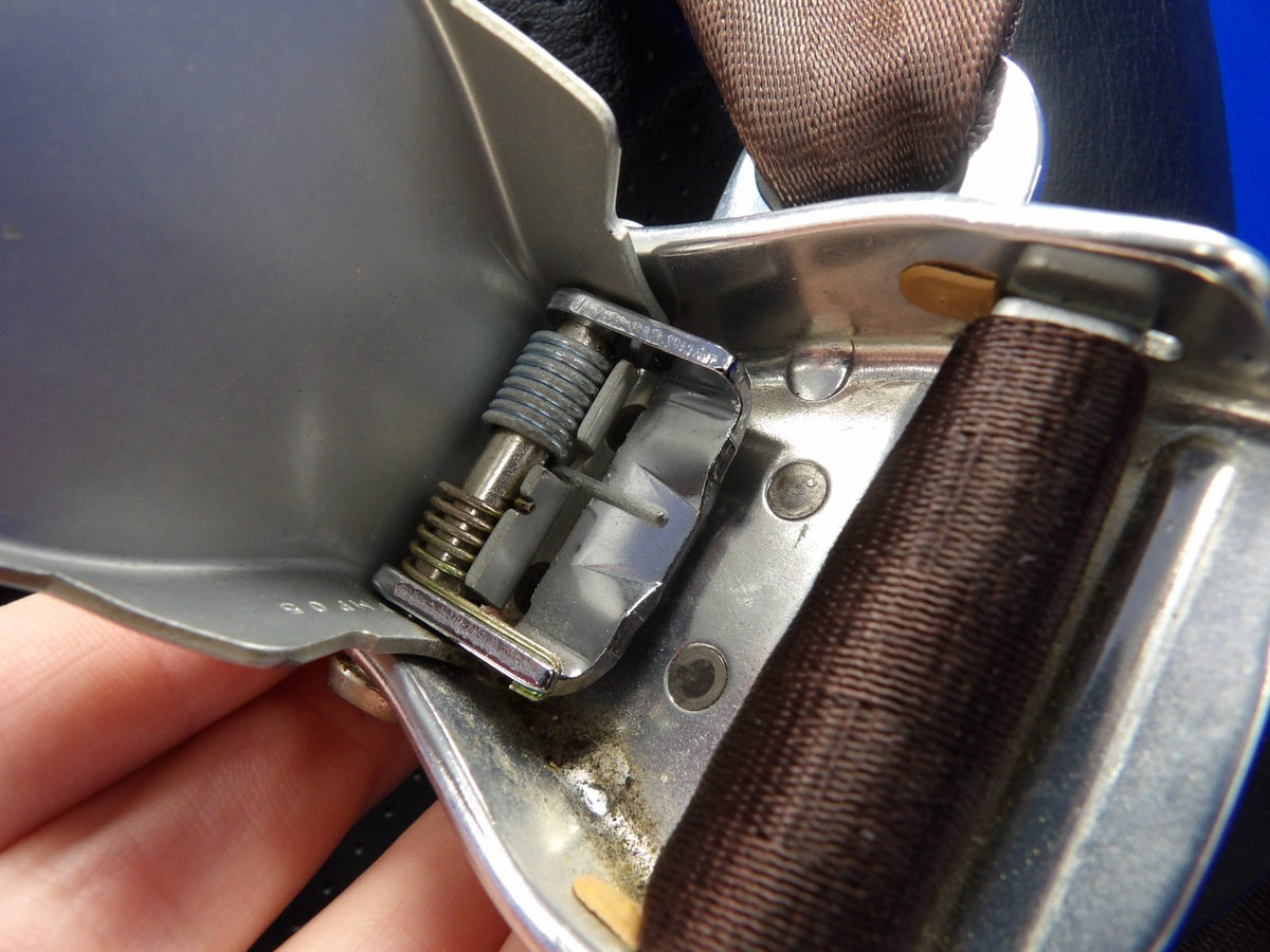 Cirrus SR22 Co-Pilot Seat w/ Inertia Reel Seatbelt P/N 13231-011 (0926-1227)4