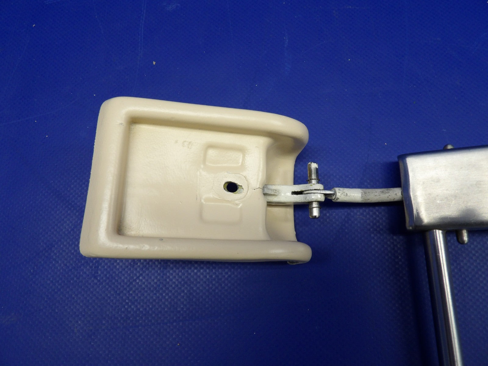 Beech D95A Travel Air LH Emergency Window Handle P/N 35-415312-3 (0226-513)7