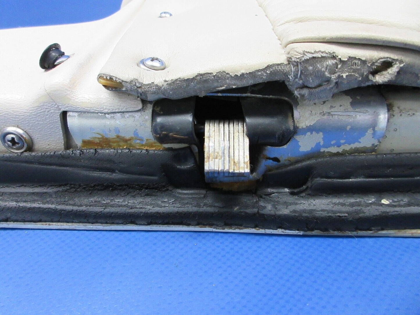 Piper PA-34-200T Seneca II Cabin Aft Door Assy P/N 96981-10 (0524-628)