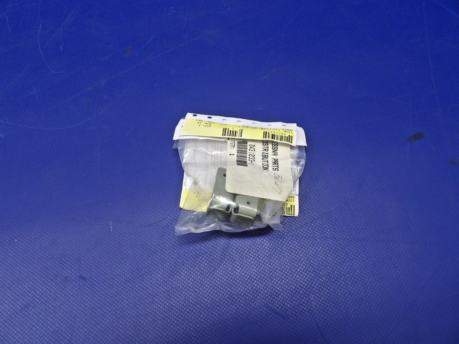 Cessna 150 Vertical Fin Upper Hinge Half P/N 0431033-1 NOS (0426-1233)2