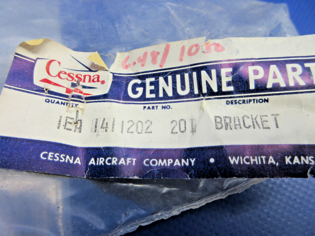 Cessna Window Latch Bracket P/N 1411202-201 NOS (0826-899)4