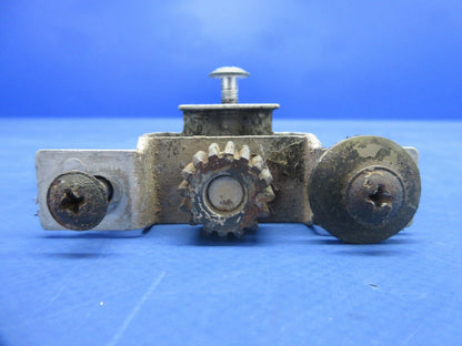 Cessna 150 / 150L Rotary Door Latch Clutch RH P/N 0412066-2 (1024-922)
