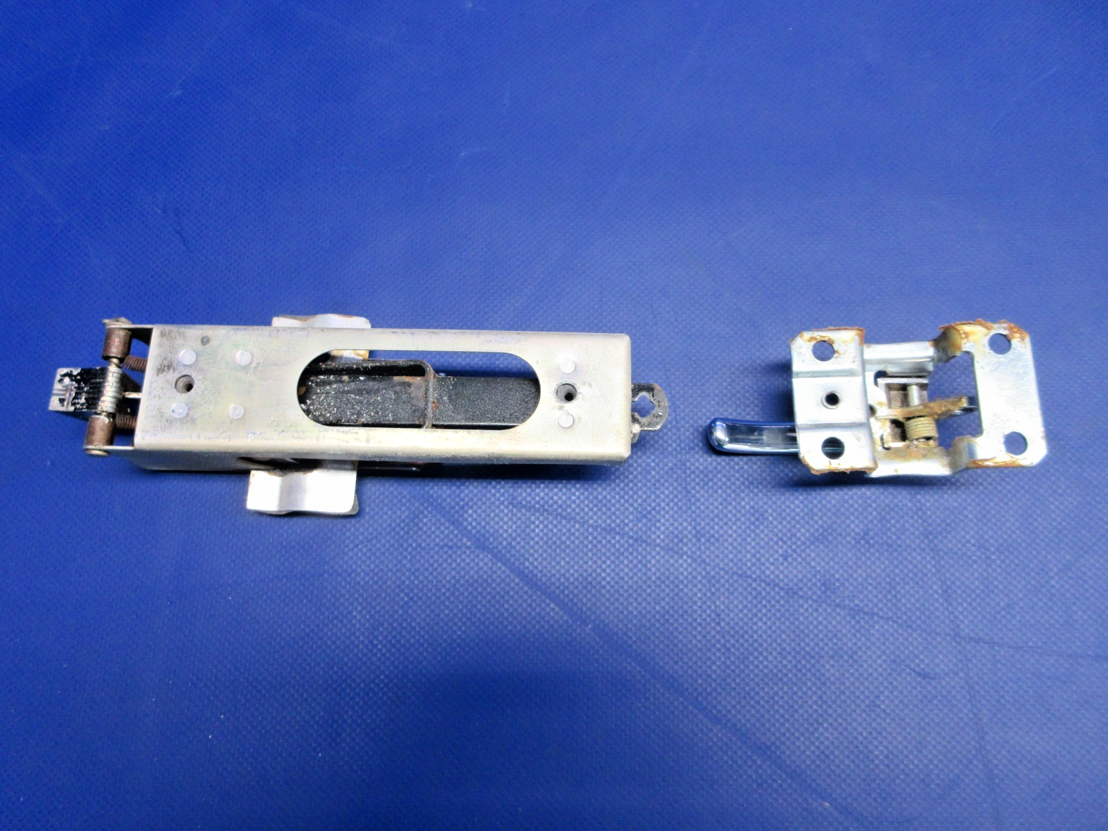 Piper AFT Cabin Door Side Latch w/Handle P/N 68188-00 (0626-890)3