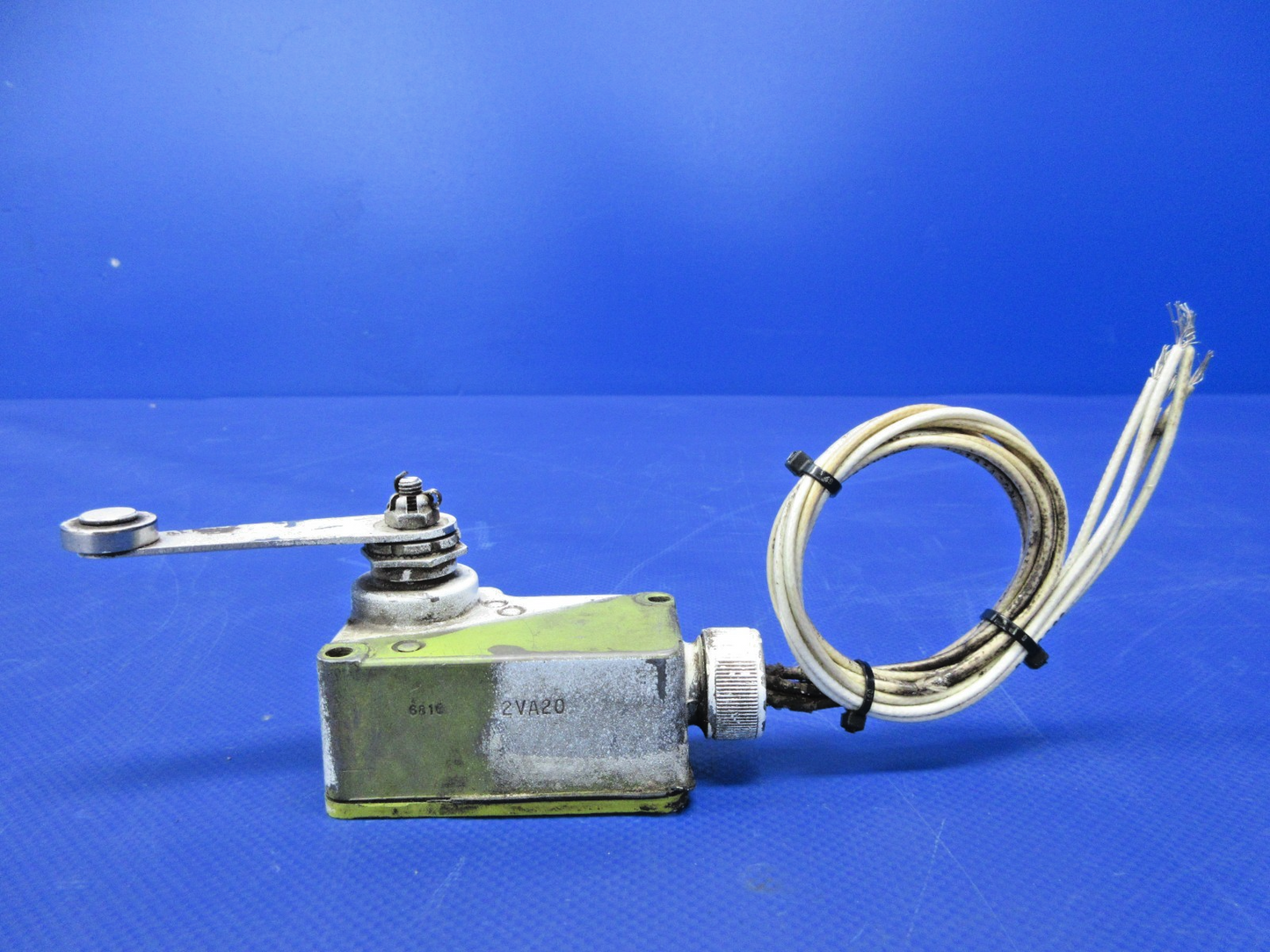 Cessna 421 Micro-Switch Main Gear Safety Switch P/N 2VA20 TESTED (0826-703)7