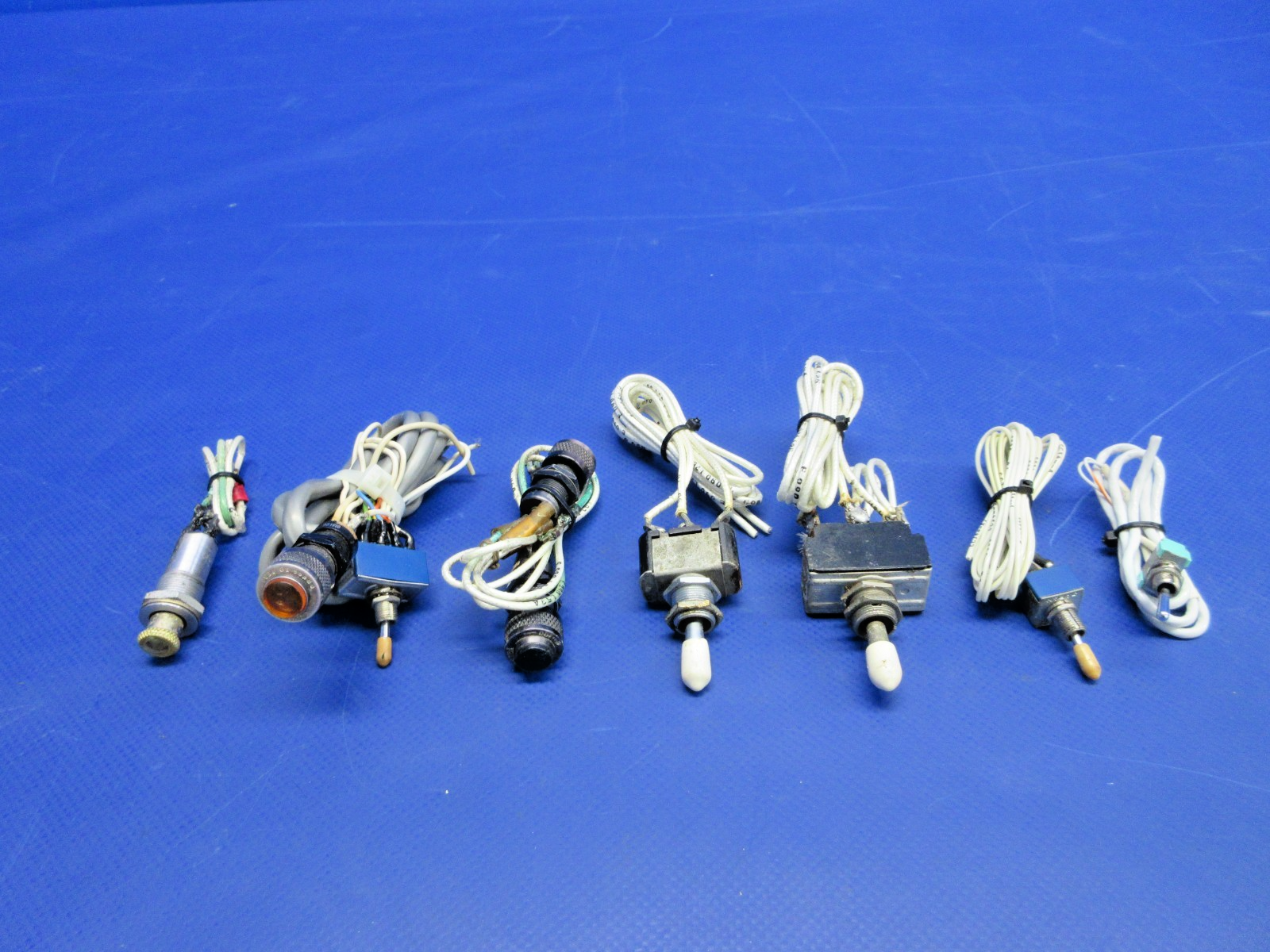 Cessna 310 / 310I Assorted Switches & Lights P/N AN3027-1 (0326-891)0
