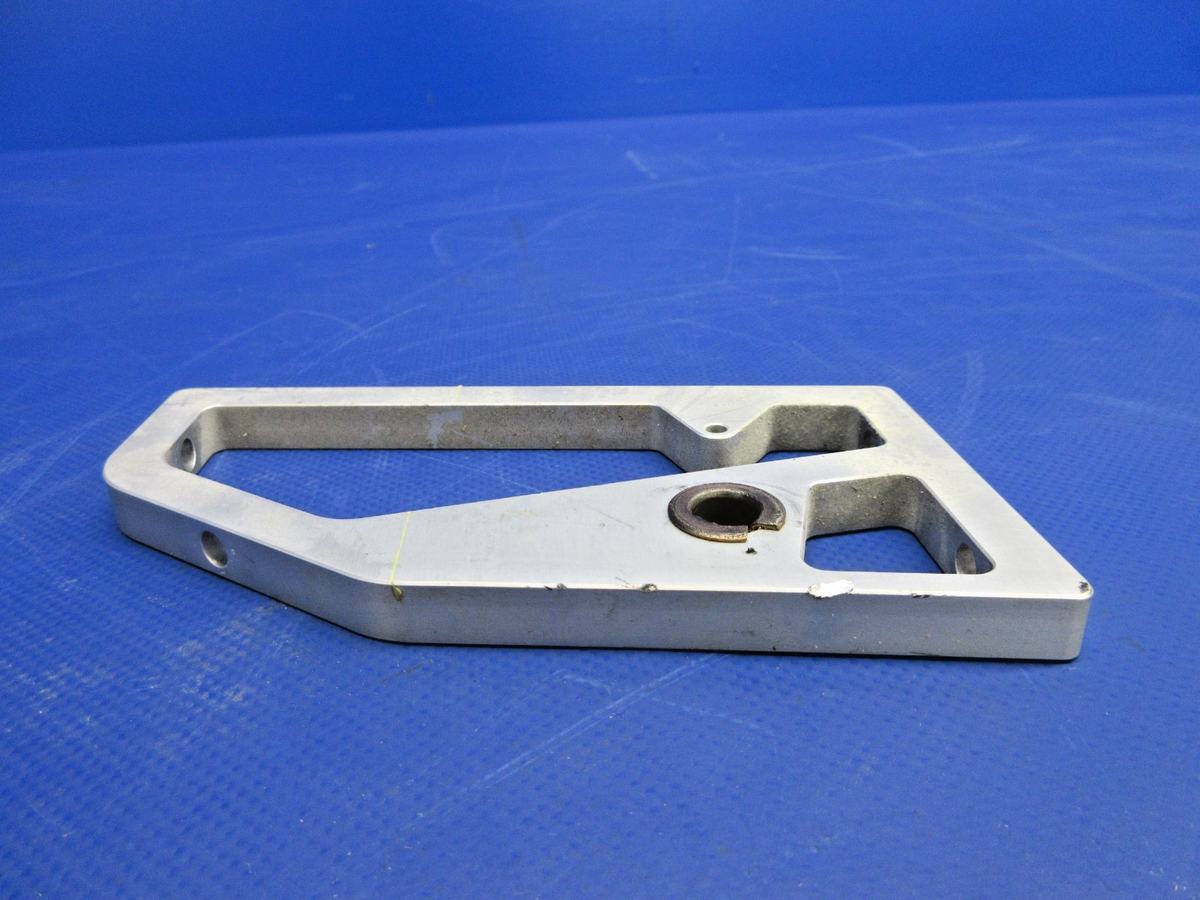 Diamond DA-40 Control Column Mounting Bracket P/N DA4-2703-15-00 (0926-885)7