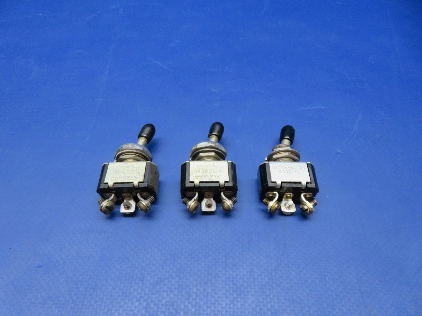 Cessna 421 Toggle Switch Cutler-Hammer AN3021-1, MS35058-21 LOT OF 3 (0326-232)5