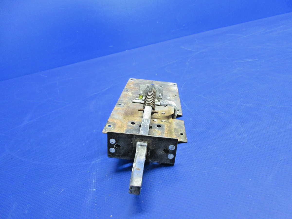 Cessna 150 / 152 RH Cabin Door Latch P/N 0511260-2 FOR PARTS (0926-899)11