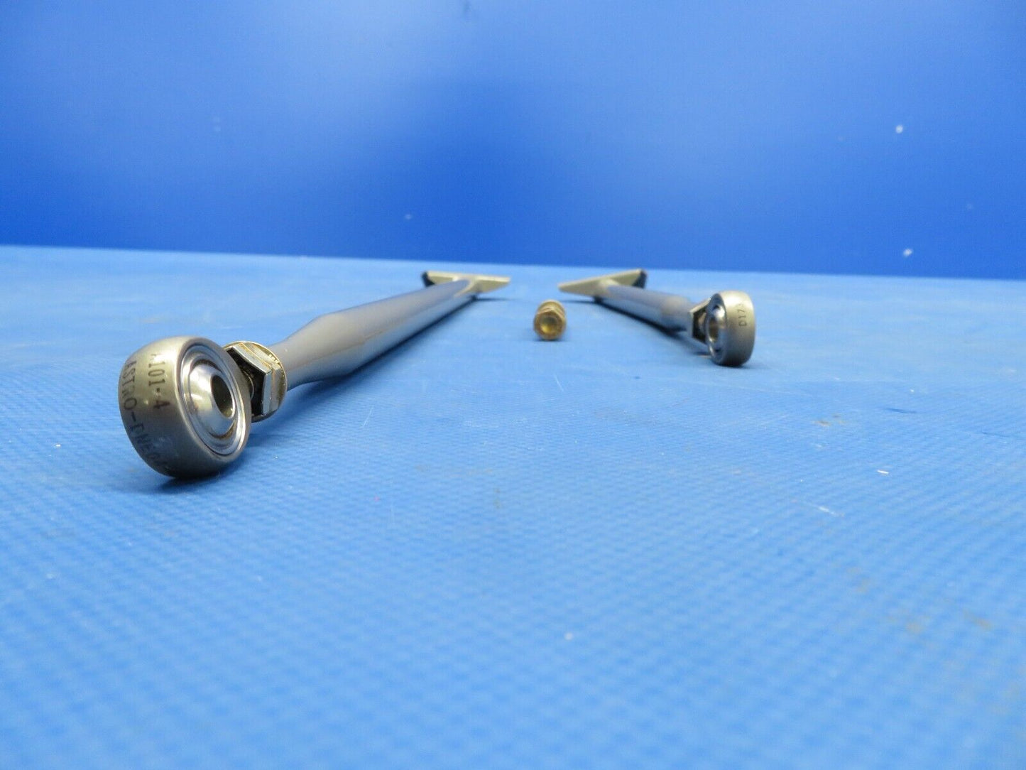 Robinson R44 Raven II Helicopter AFT Servo Support LH + RH P/N D203-1 (0724-862)