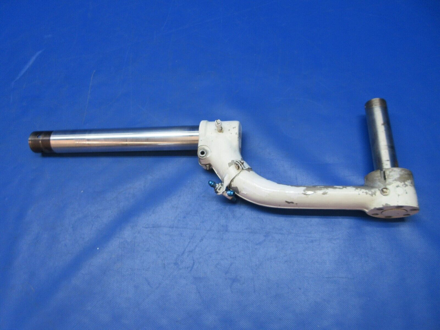 Piper PA-23-250 Aztec RH Main Gear Yoke, Rod & Axle P/N 31824-02 (0924-1289)