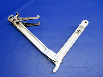 Cessna 310 / 310I Main Gear Links & Uplock Hook RH P/N 0841103-8 (0326-939)3
