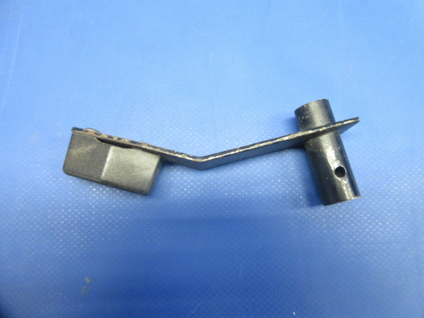 Piper PA-32RT-300T Lance II Fuel Selector Control Lever Assy 69088-05 (0924-891)