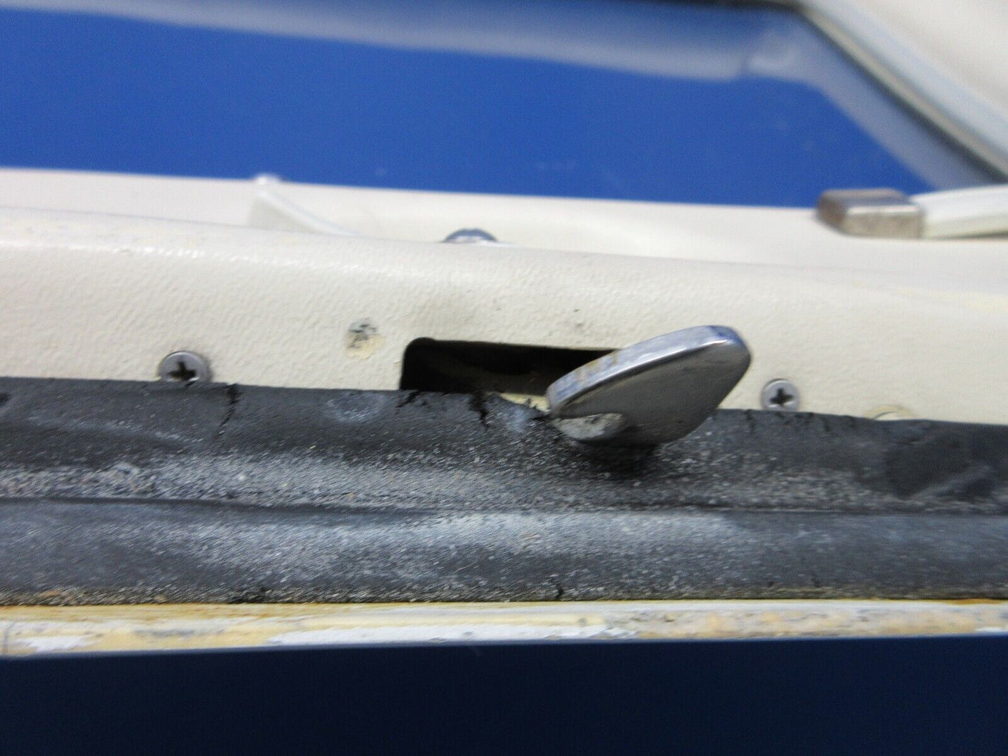 Piper PA-34-200T Seneca II Cabin Aft Door Assy P/N 96981-10 (0524-628)