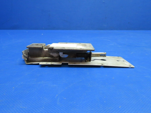 Cessna 150 / 150G Door Latch Assy LH P/N 0413387-1 (0824-1743)