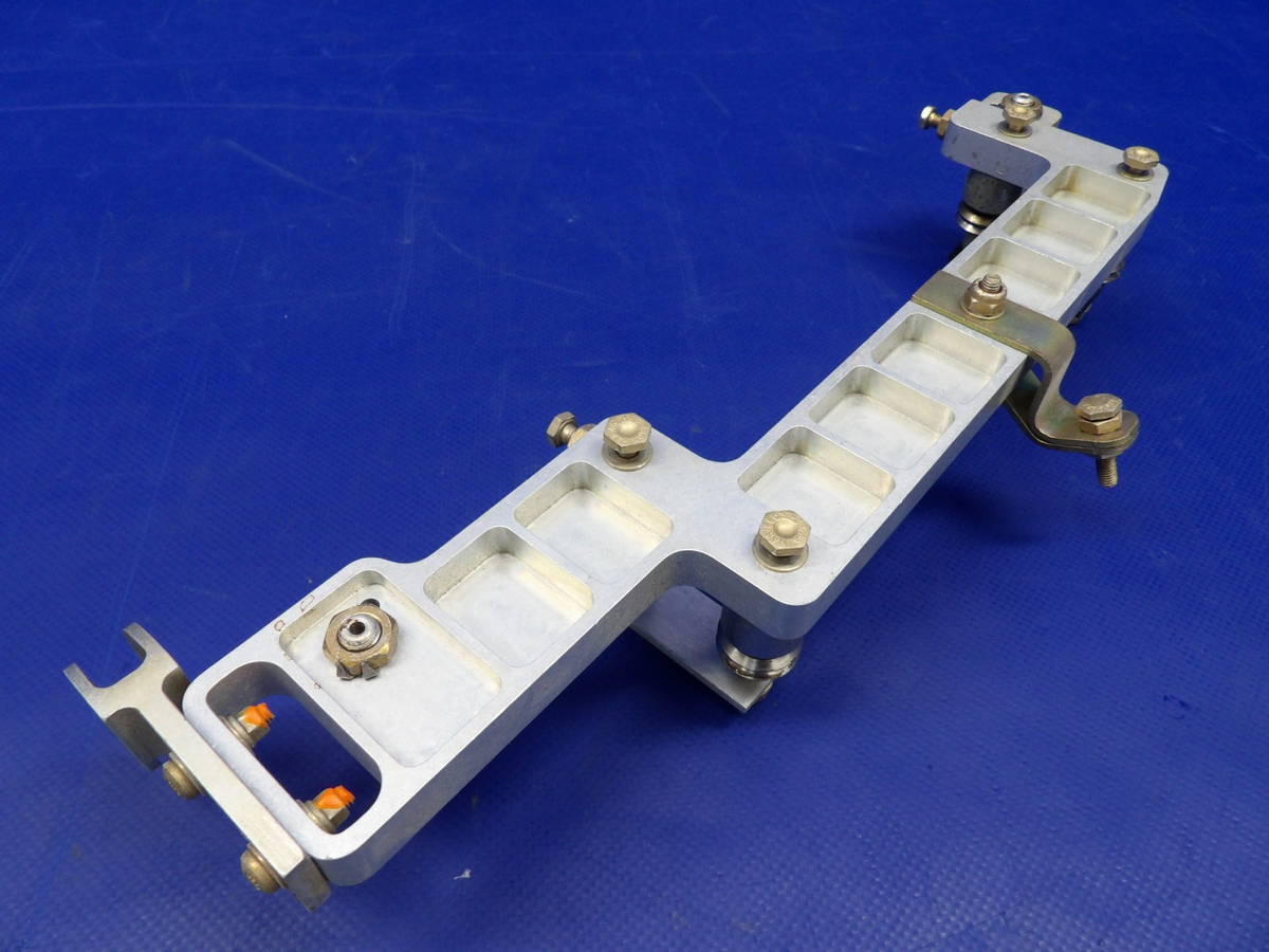Cirrus SR22 Yoke Bearing Mount RH P/N 14938-002 (0926-1209)7