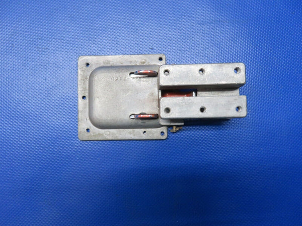 Cessna 150 RH Door Latch Mounting Plate & Housing Assy P/N 0413388-1 (0724-1832)