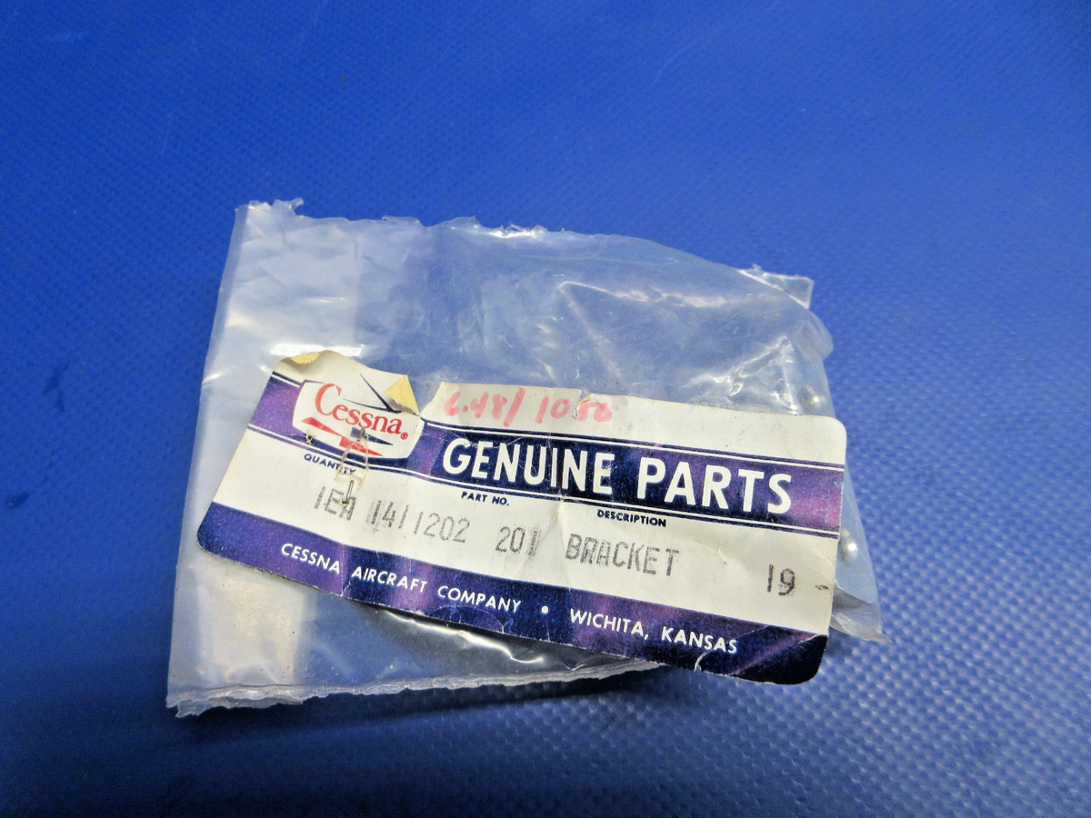 Cessna Window Latch Bracket P/N 1411202-201 NOS (0826-899)3