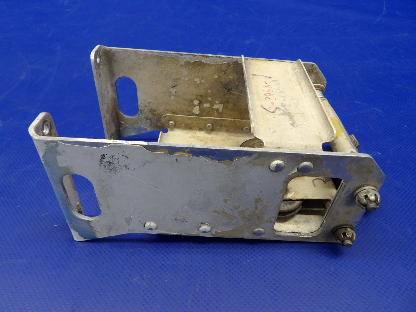 Piper PA-31T1 Cheyenne Elevator Trim Bracket P/N 49962-02 (0626-1308)4