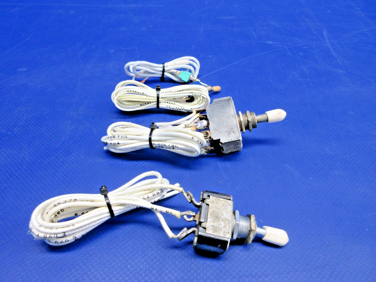 Cessna 310 / 310I Assorted Switches & Lights P/N AN3027-1 (0326-891)7