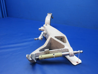 Beech 76 Duchess LH Main Landing Gear P/N 105-810019-1 (0526-2046)4