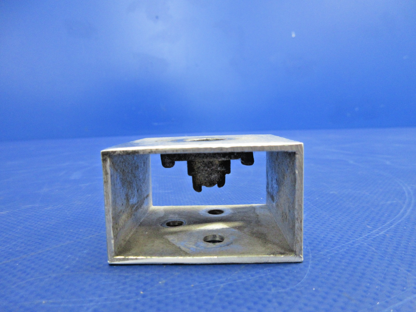 Diamond DA-40 RH Cowl Mount Block P/N D41-7103-12-71 (0726-814)4